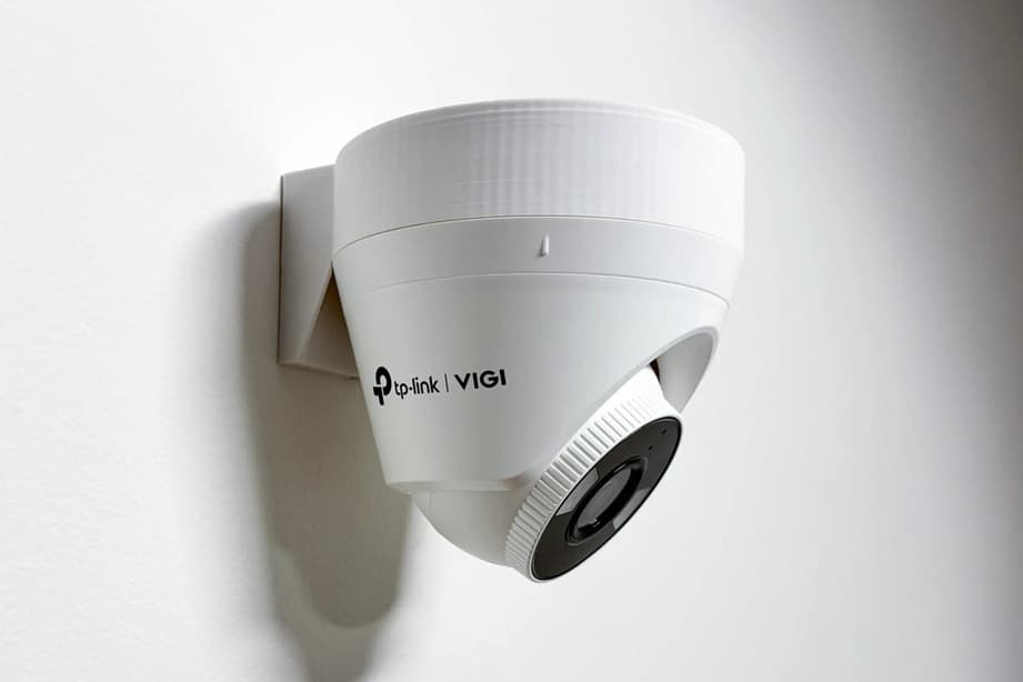 TP-LINK držák s kabelovou krytkou pro kamery VIGI C400 C420 C430 450 na stěnu, bílý