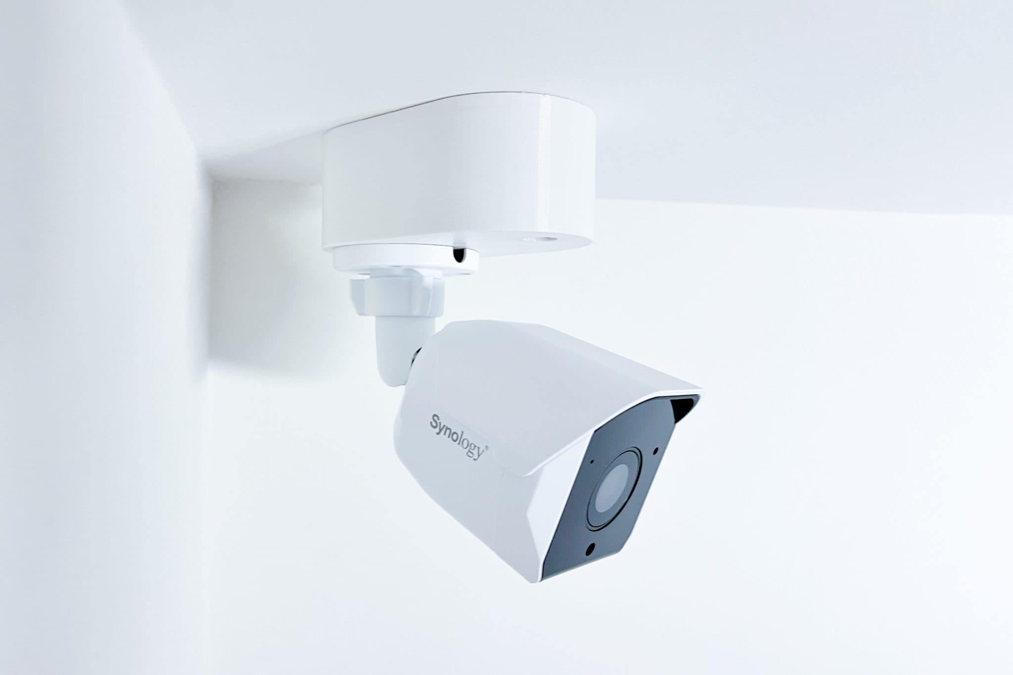SYNOLOGY držák s krytkou kabelů pro kamery BC500 510 na stěnu a strop, bílý