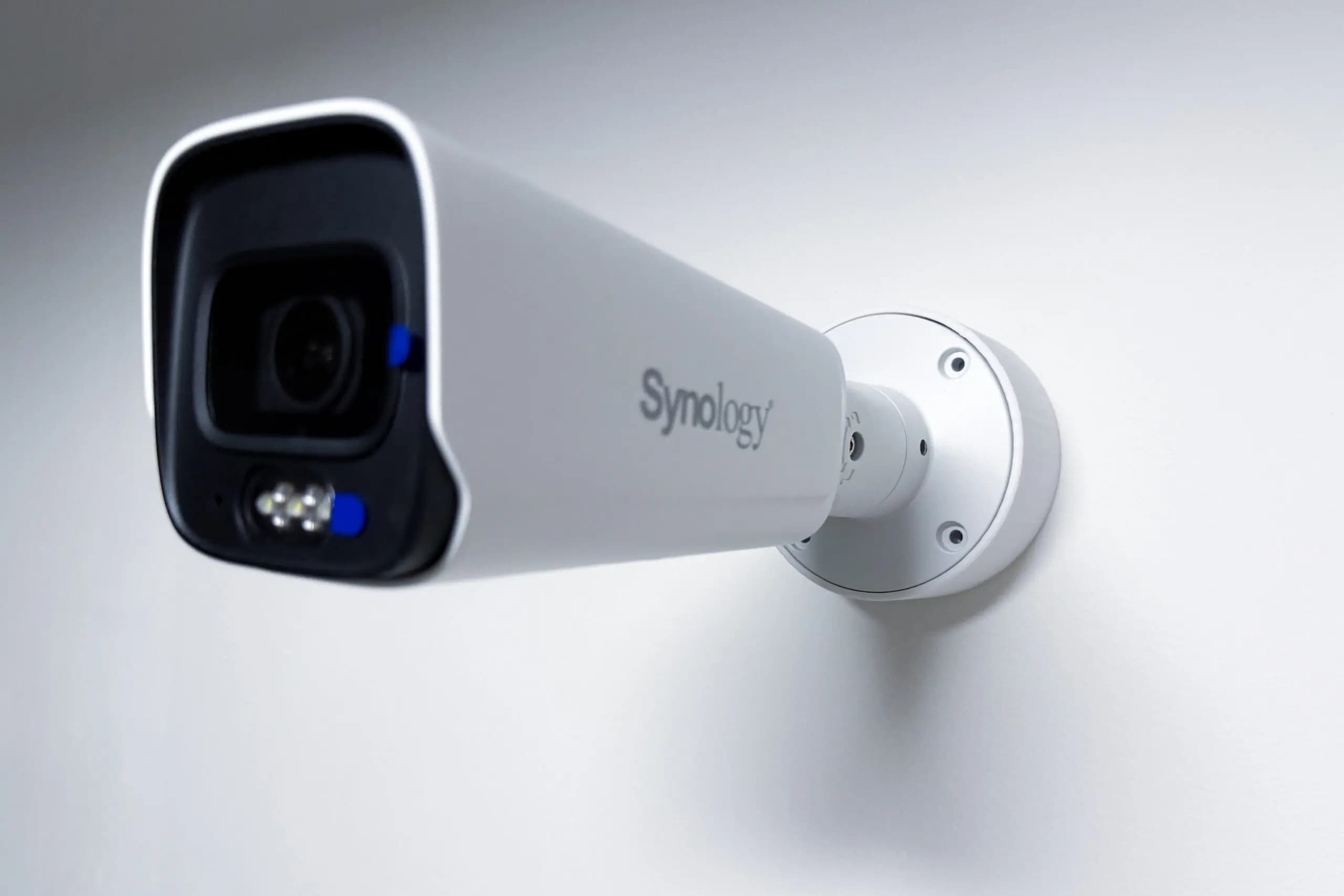 SYNOLOGY držák krytka kabelů pro kamery Synology BC800 na stěnu a strop, bílý