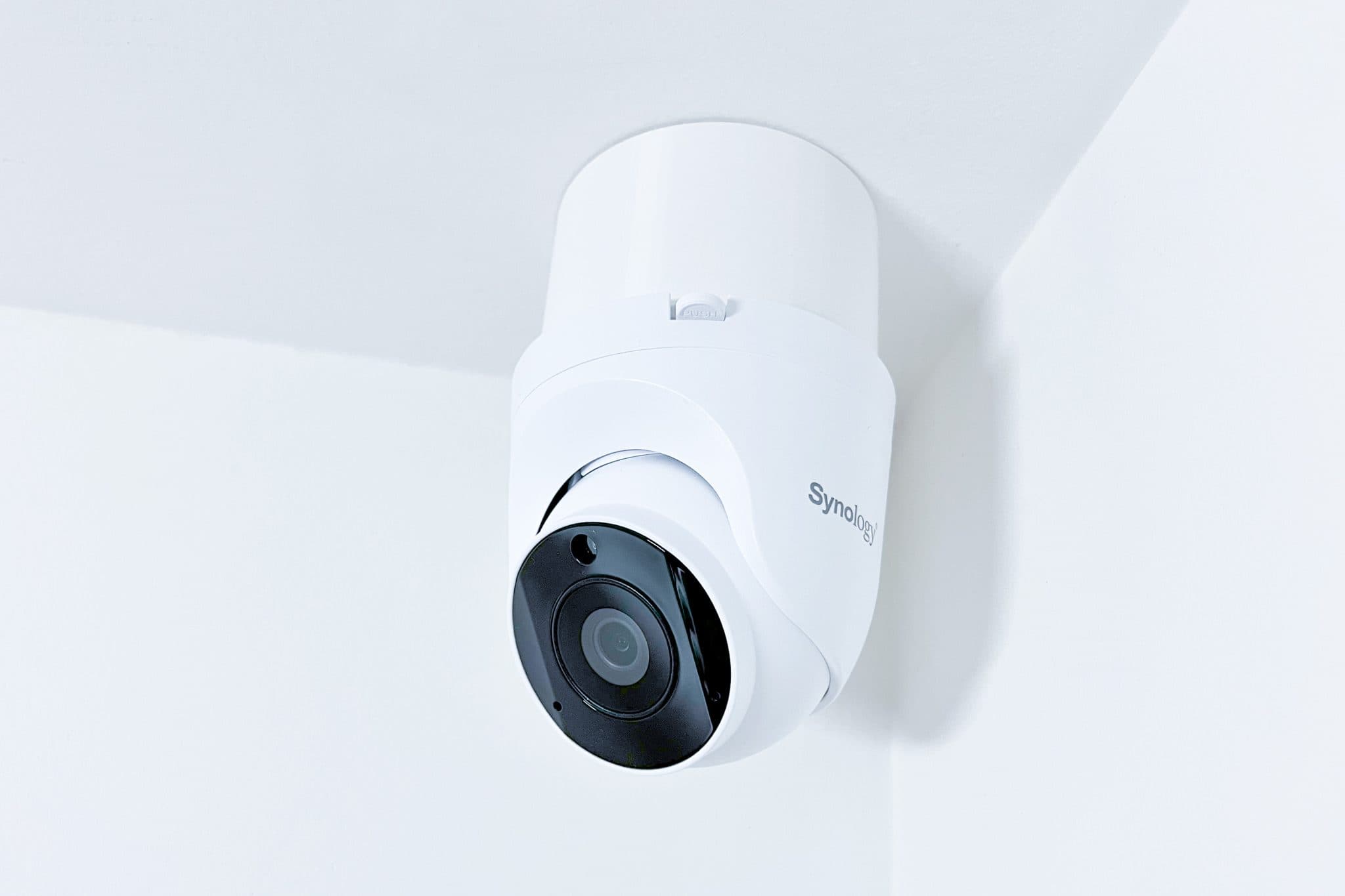 SYNOLOGY držák s krytkou kabelů pro kamery TC500 510 na stěnu a strop, bílý