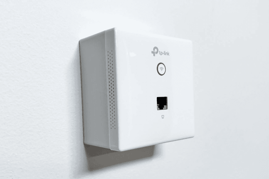 TP-LINK držák s kabelovou krytkou pro EAP115 250 650-Wall a TAPO S210 S220 na stěnu , bílý
